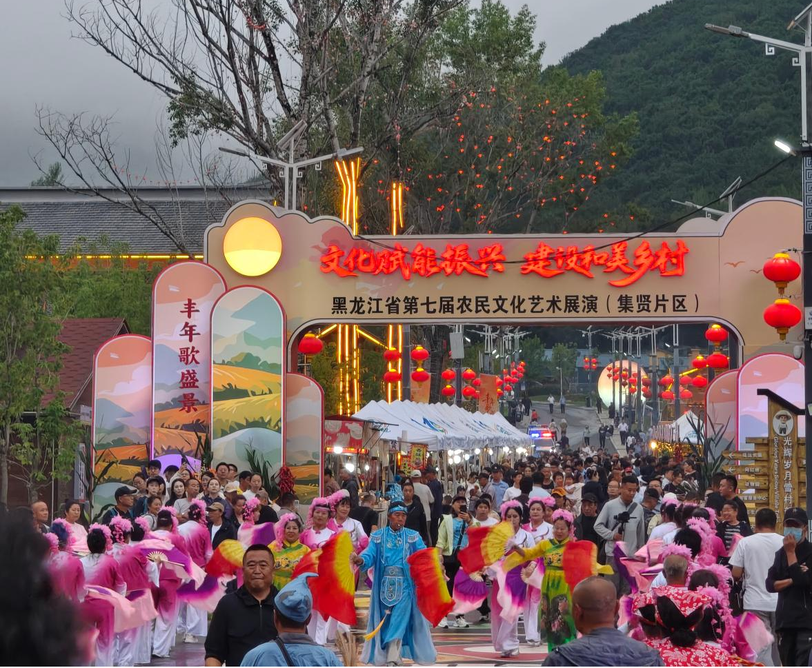 活动当天八方游客汇聚光辉村(杨昕宇 摄)