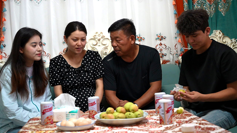 “汉族爸爸”(右二)陪伴孩子们一路成长。(艾海提·毛勒吐尔迪 摄)