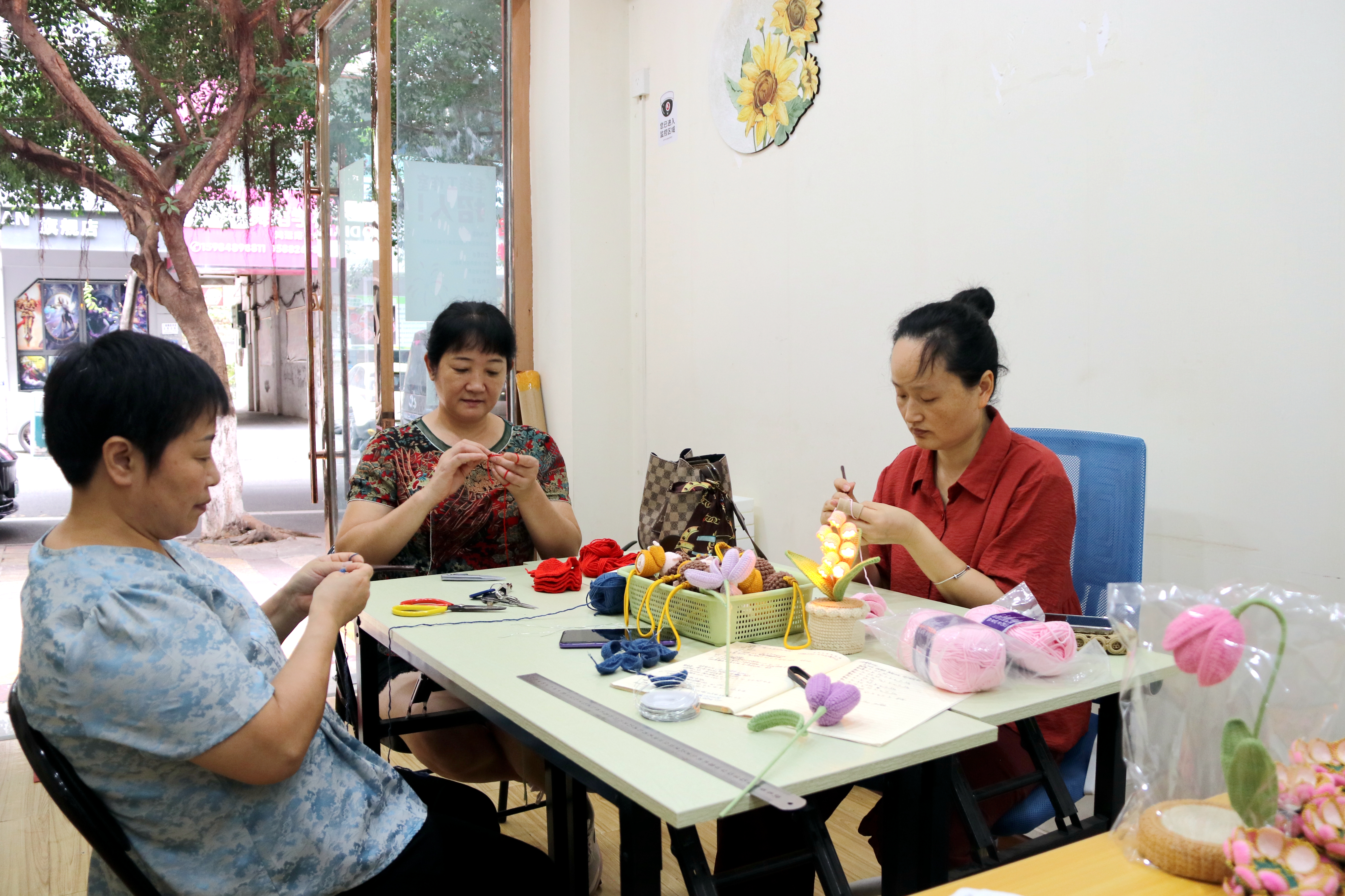 产品制作现场(蒋贤斌 摄)