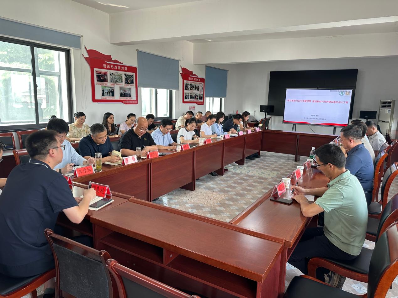 华中农业大学马克思主义学院院长梁伟军教授作专题宣讲(李建洲 摄)
