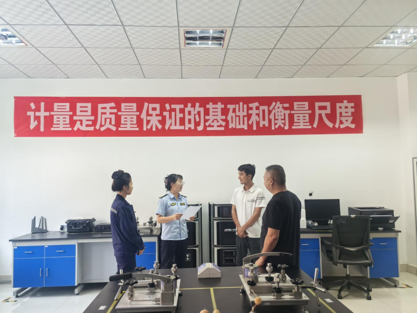 工作人员对压力表开展检测检定(唐敏 摄)