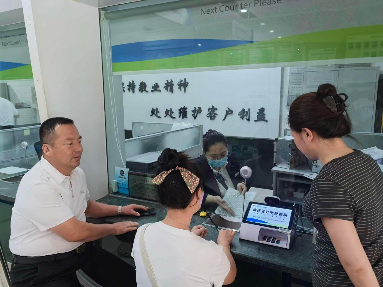 办理村集体账户开户和网上银行业务(张一然 摄)