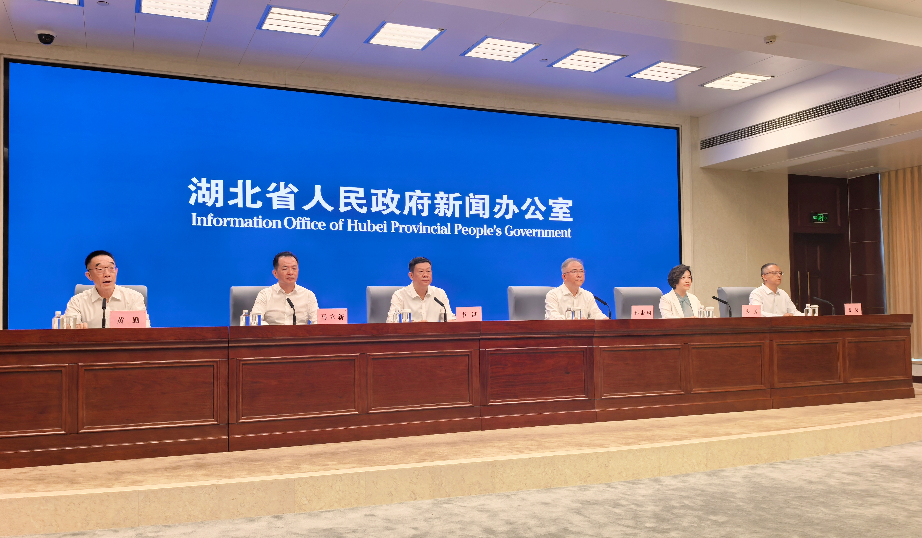 出席发布会主席台嘉宾(余惠玲 摄)