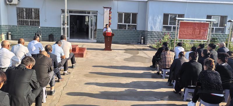 东北师范大学学生阿米娜姆·艾麦提尼亚孜宣讲(史良 摄)