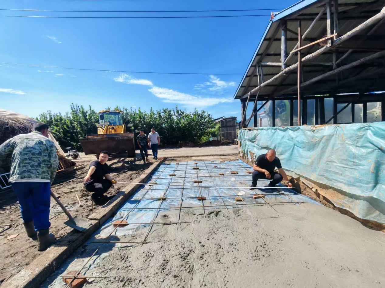 法学会会员现场实地丈量地界,化解邻里院墙越界纠纷。(侯月华 摄)