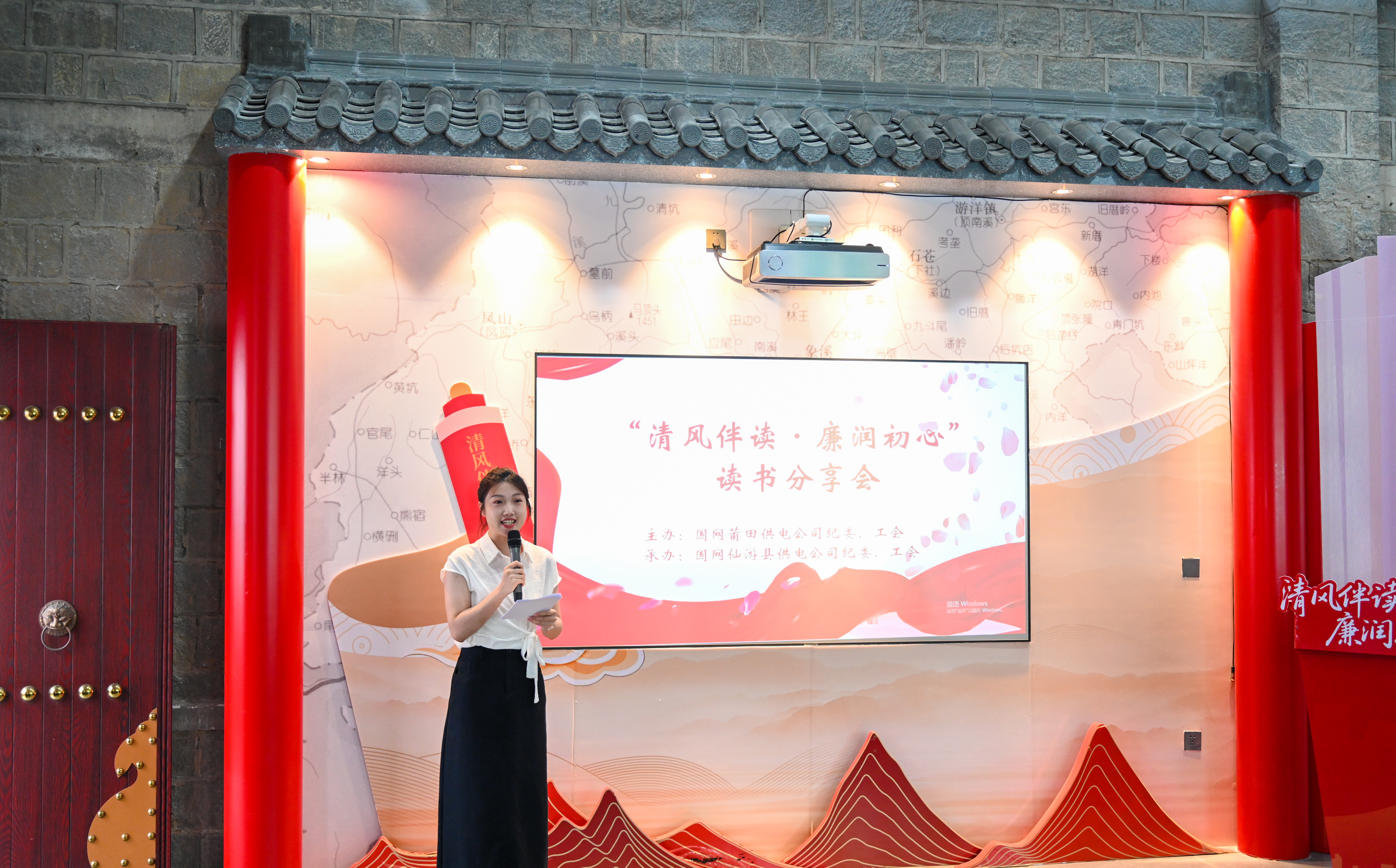 “清风伴读·廉润初心”第三季度读书分享会(余意 摄)