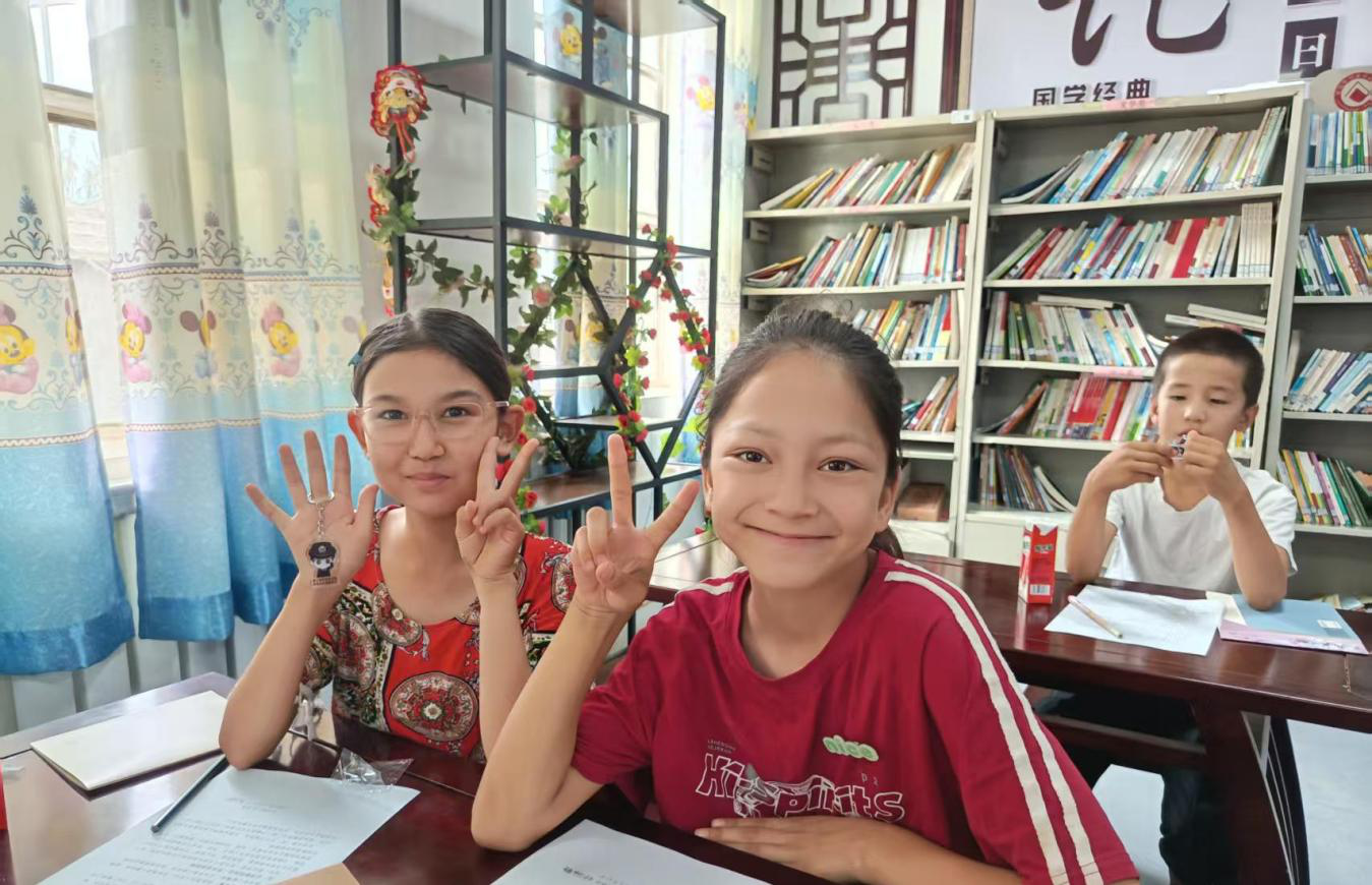 孩子们在“红领巾小课堂”图书室参与暑期兴趣课程学习 (阿依佐合热·艾合麦提 摄)