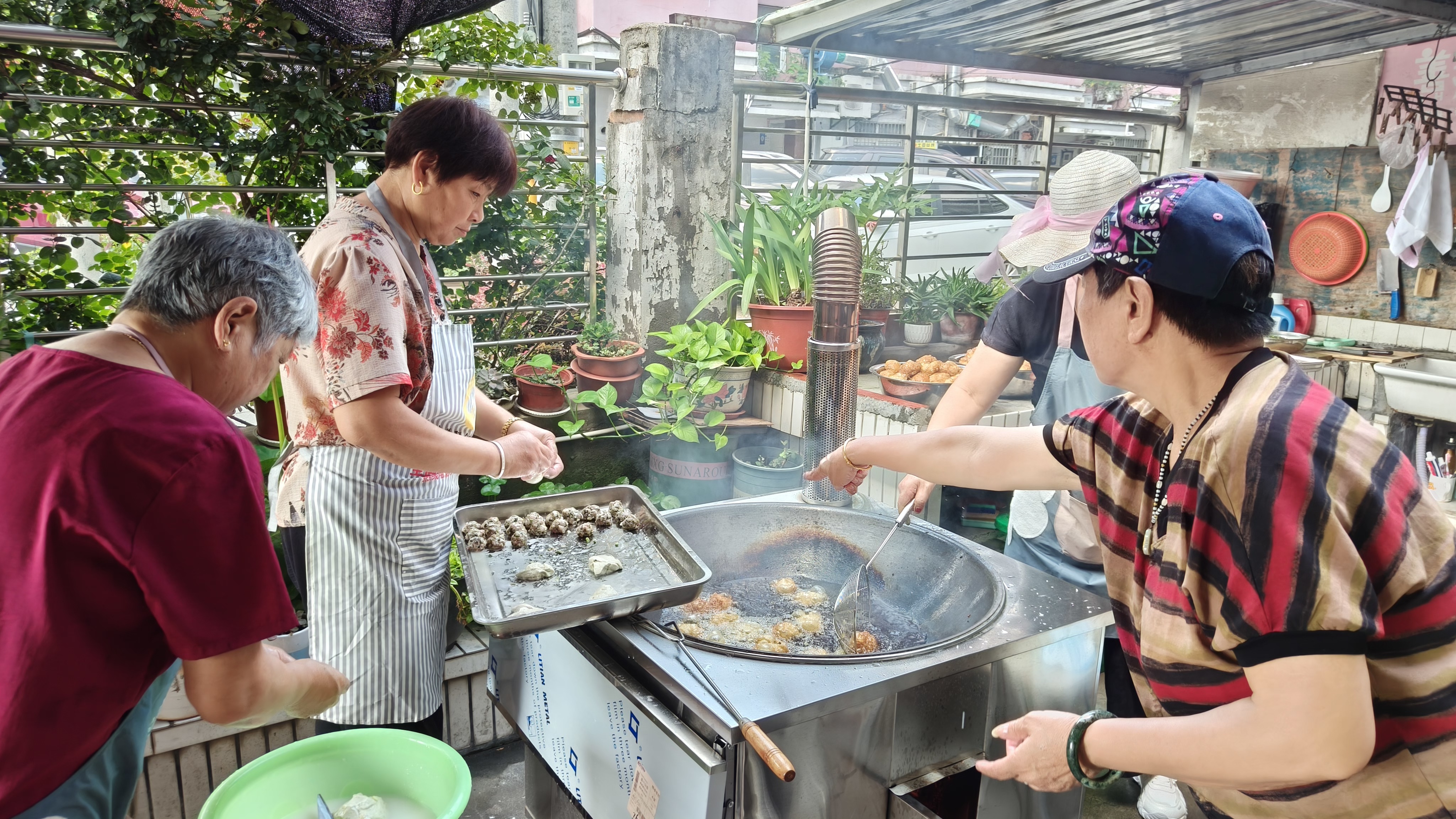 小优百家灶油炸狮子球菜现场(曾庆华 摄)