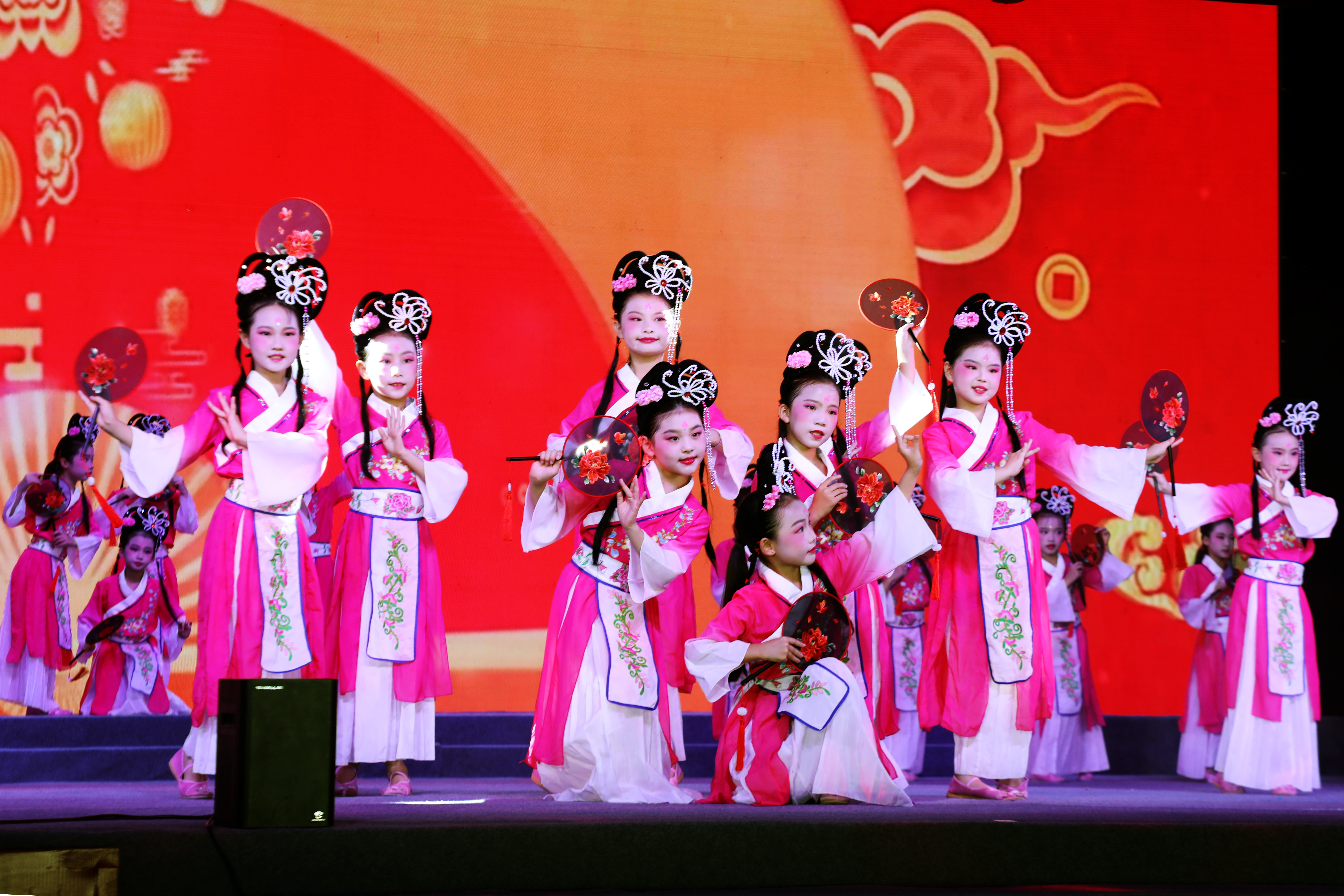 滨江小学学生表演黄梅戏(徐华 摄)