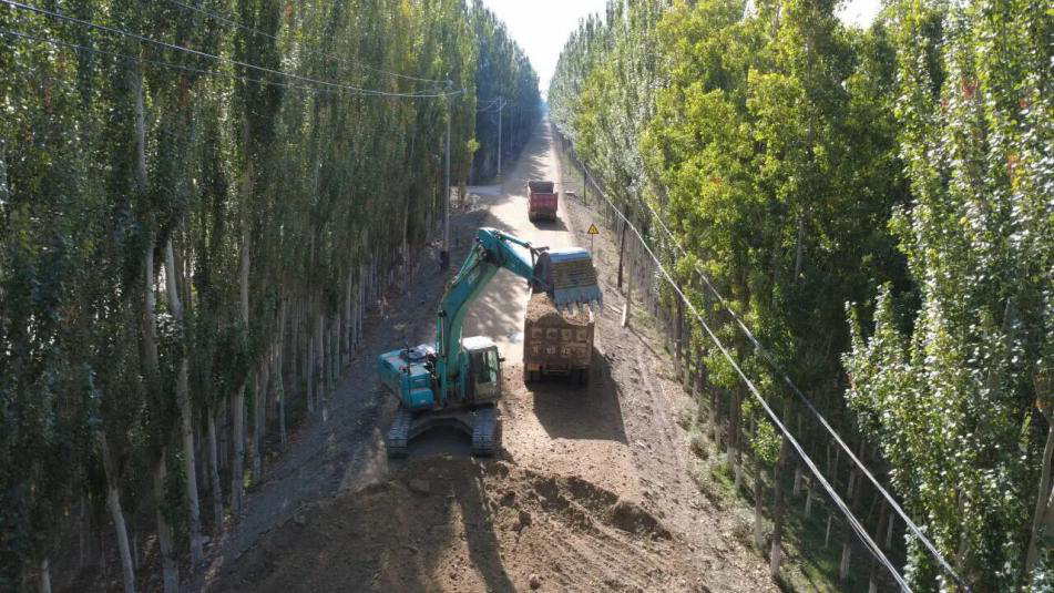 公路改建现场 (高娇娇 摄)