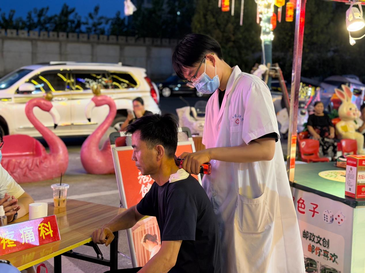 医务人员为居民进行推拿治疗服务 (刘蕊 摄)