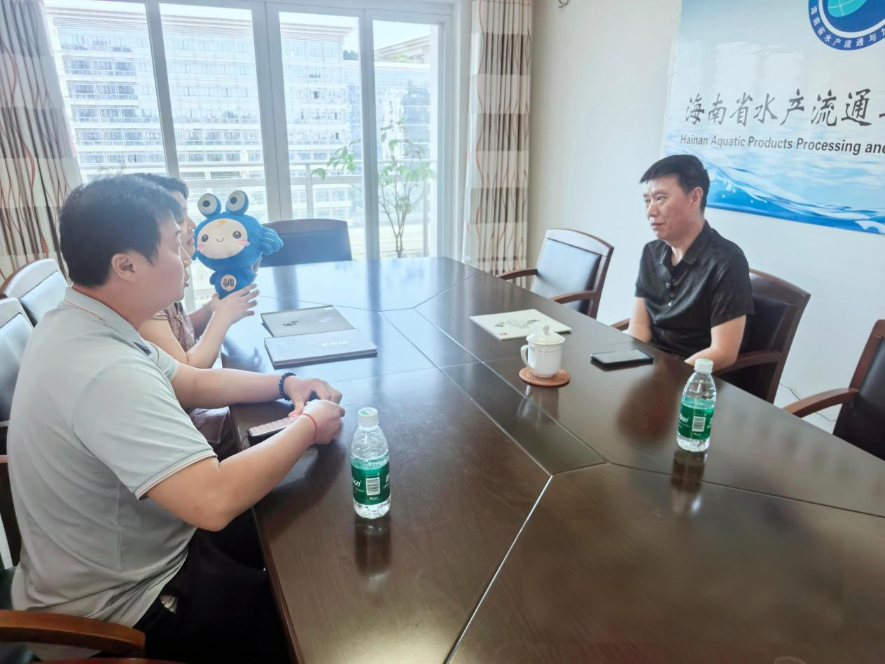 调研工作组走访企业,挖掘海南本土特色产品与品牌故事(陆瑶 摄)