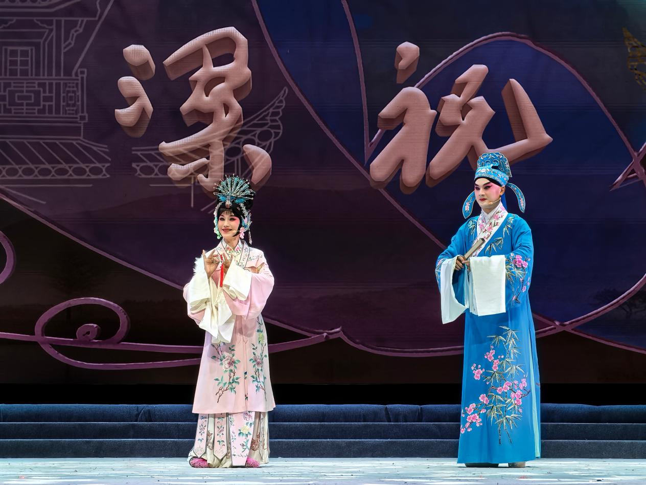 楚剧名家夏青玲与湖北戏剧牡丹花奖获得者陈晓檬联袂登台演绎《梁祝》(徐华 摄)