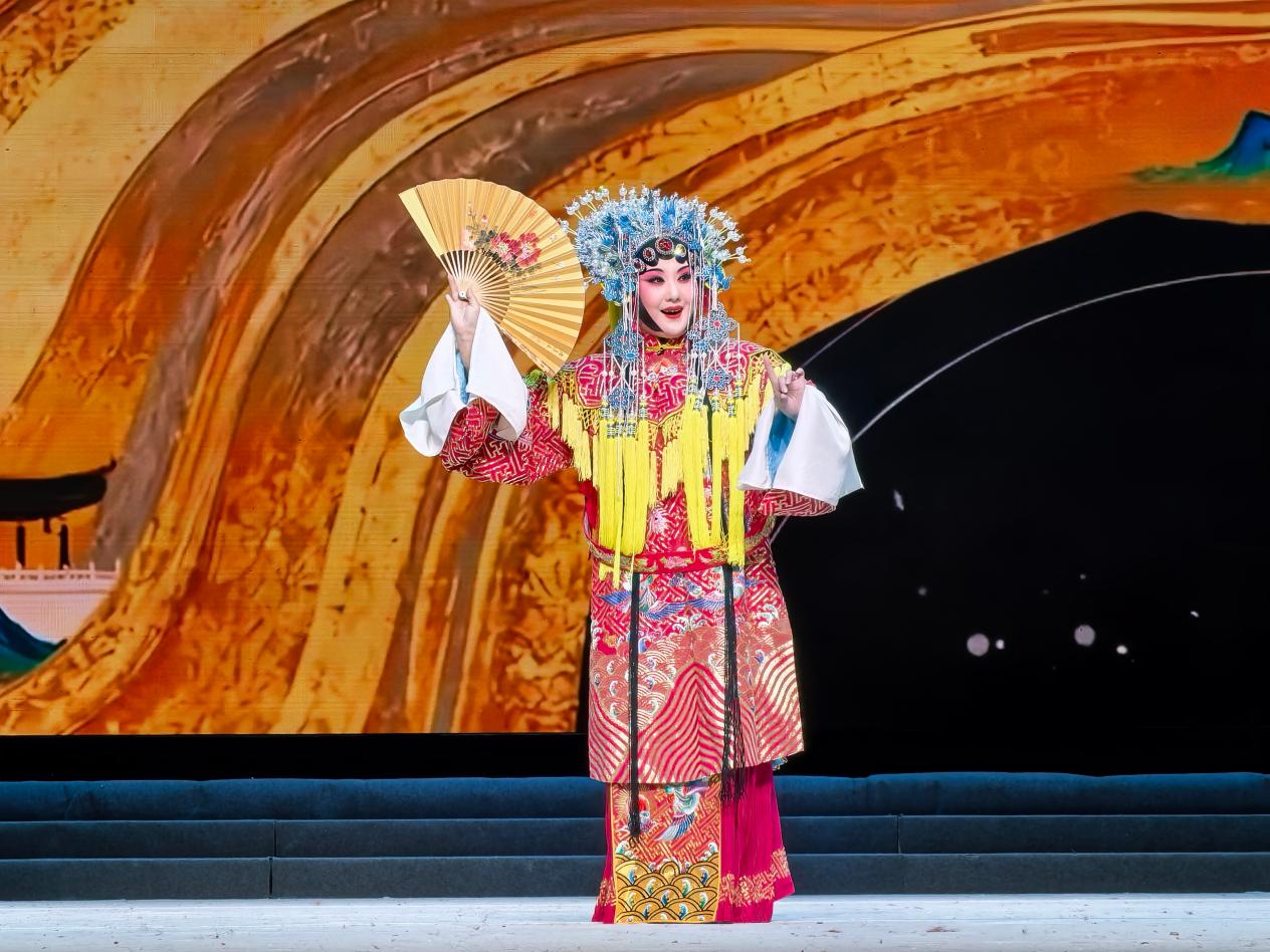 汉剧名家王荔演绎《贵妃醉酒》(徐华 摄)