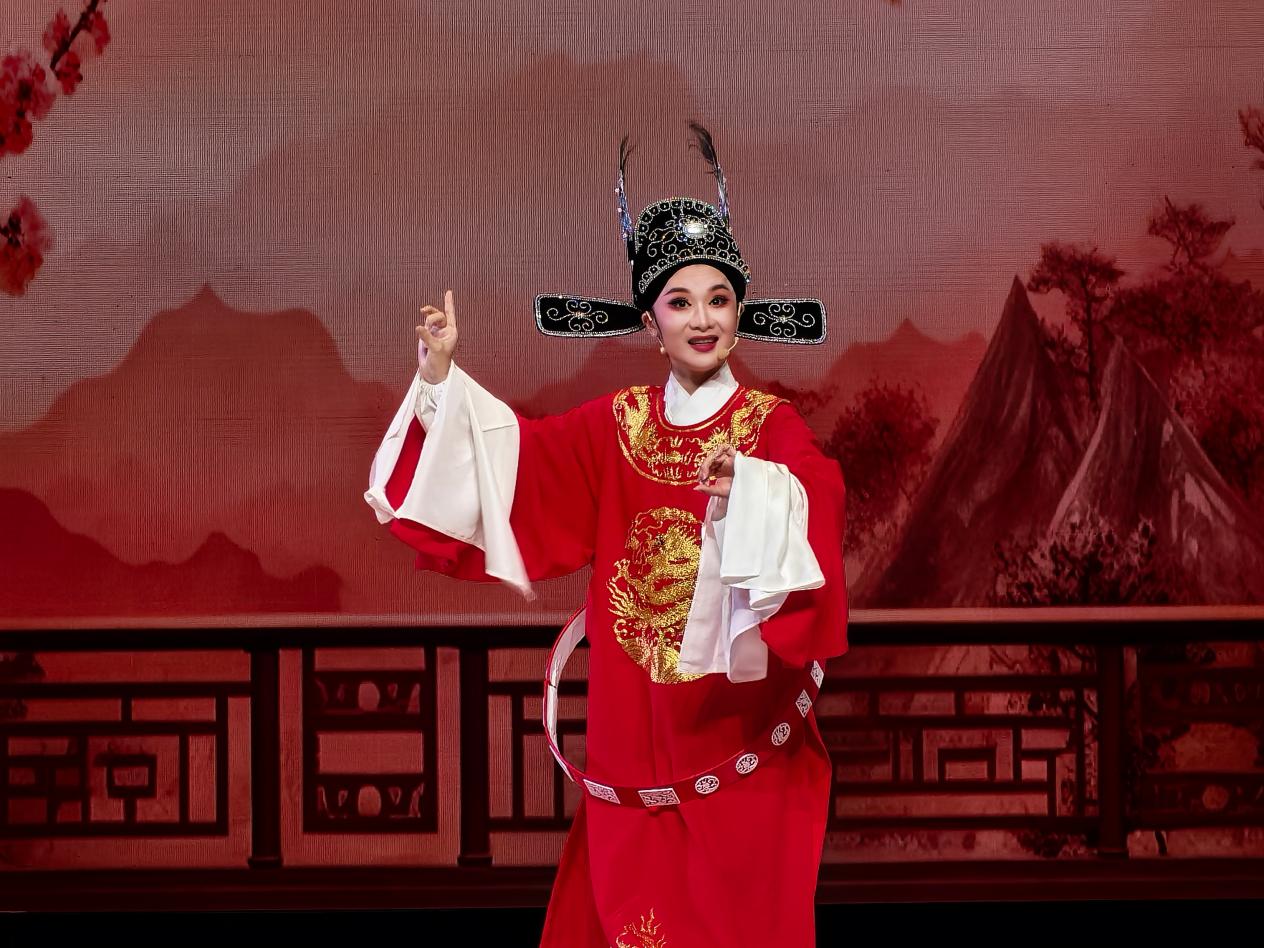 湖北黄梅戏艺术剧院青年演员周莹献上黄梅戏《女驸马》选段(徐华 摄)
