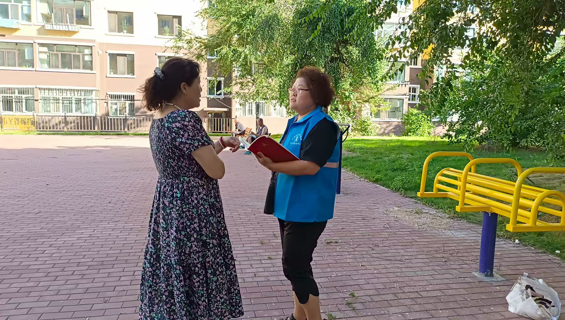 网格员运用民情日记本记录群众反馈事项(邵美华 摄)