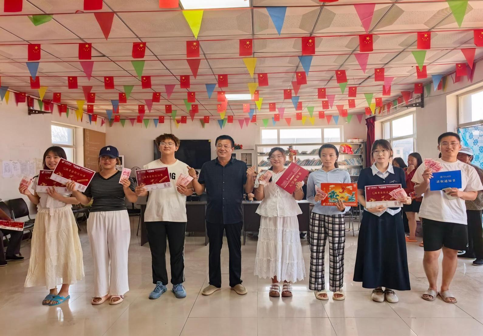 学生们开心地领取助学鼓励金(任亚儒 摄)