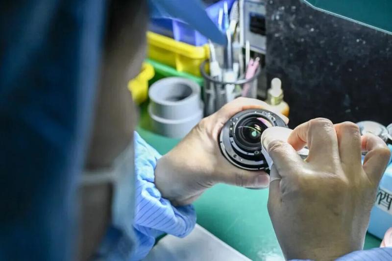 技术人员检查镜头光学洁净度(赵明 摄)