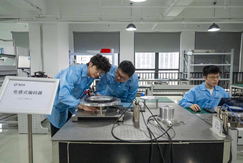 瑞控信研发人员调试电感式编码器(赵明 摄)