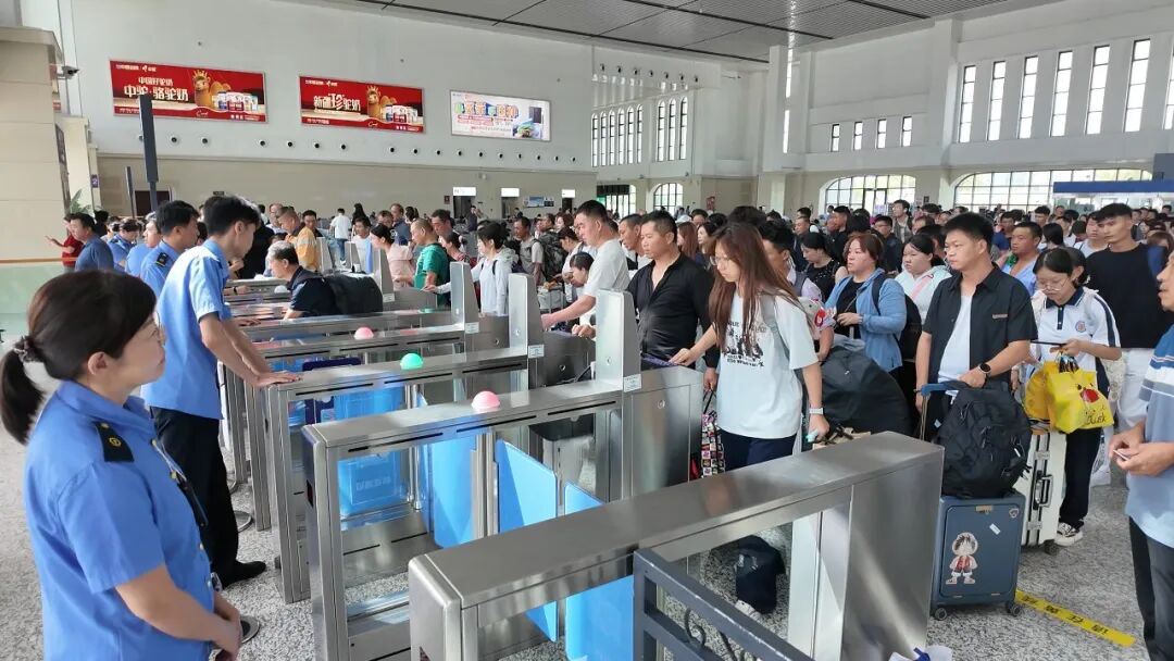 旅客们检票入站(上官新宇 摄)