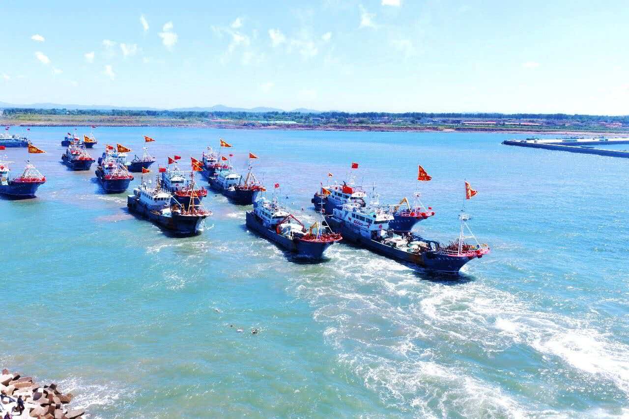 渔船出海现场(卢士东 摄)