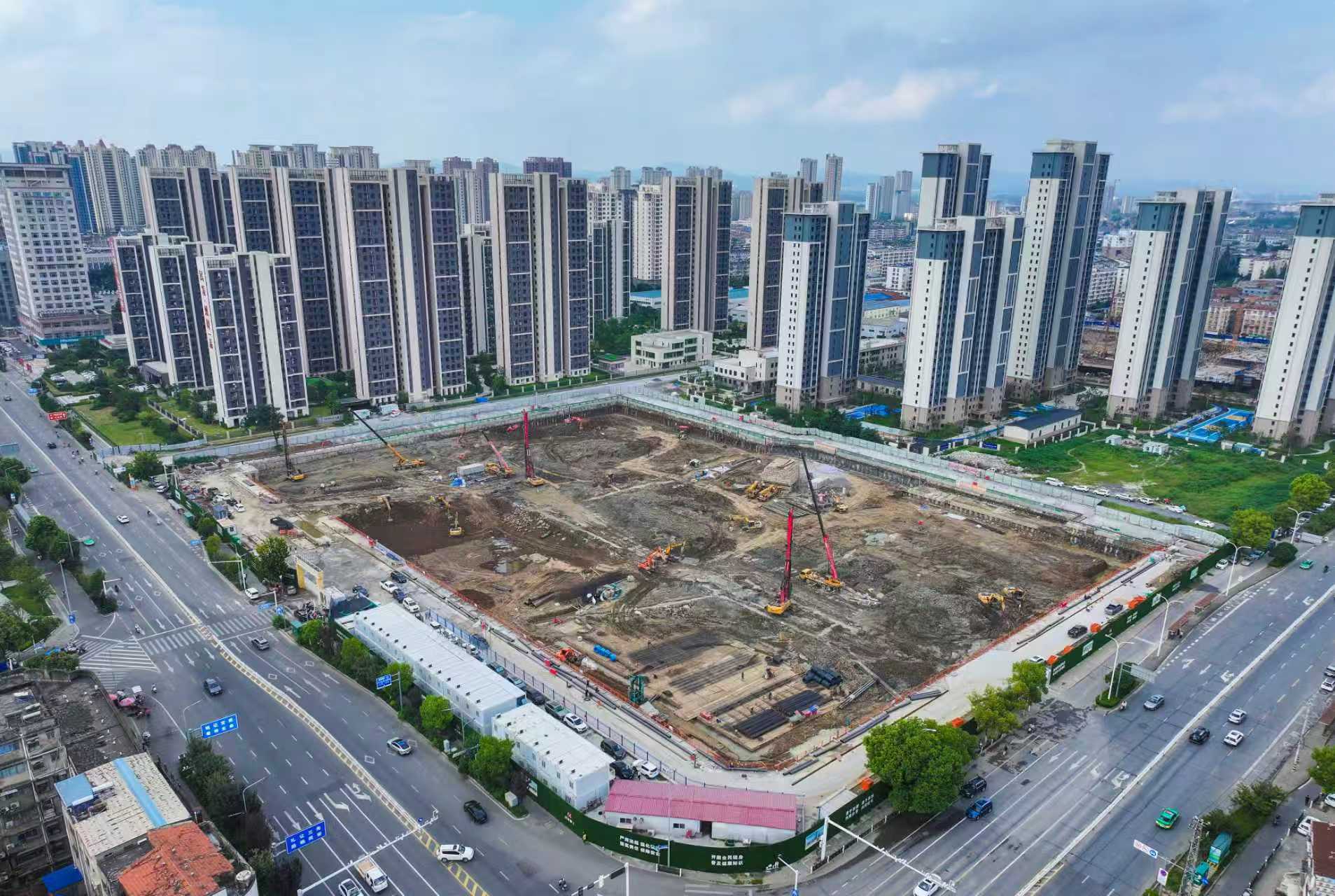 新襄阳武商MALL项目建设现场(张晶 摄)