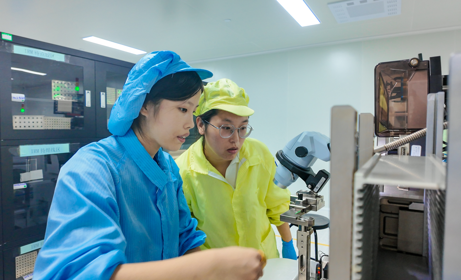 项目服务人员一线解决问题(张晶 摄)