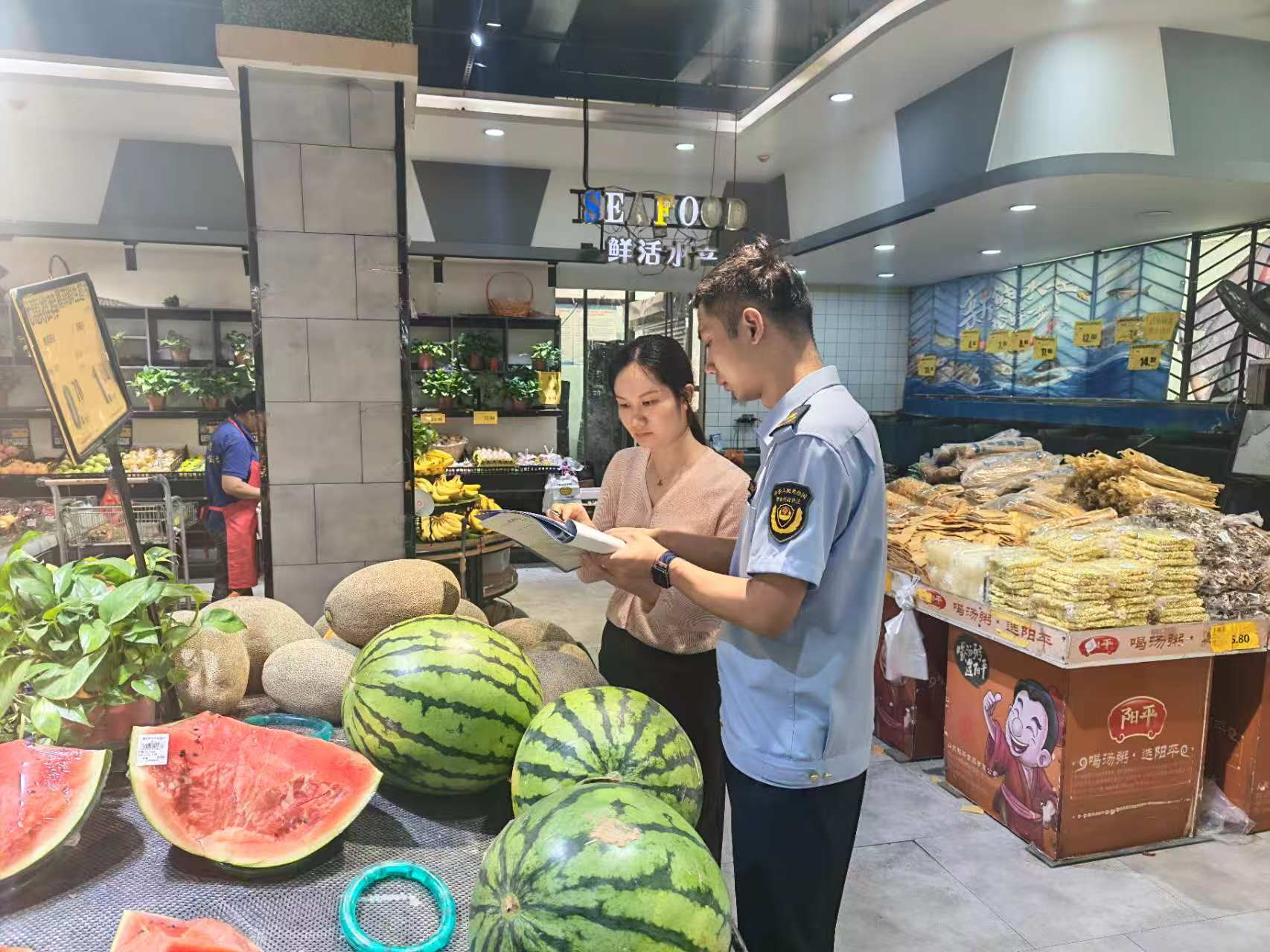 检查现场(李荣华 摄)