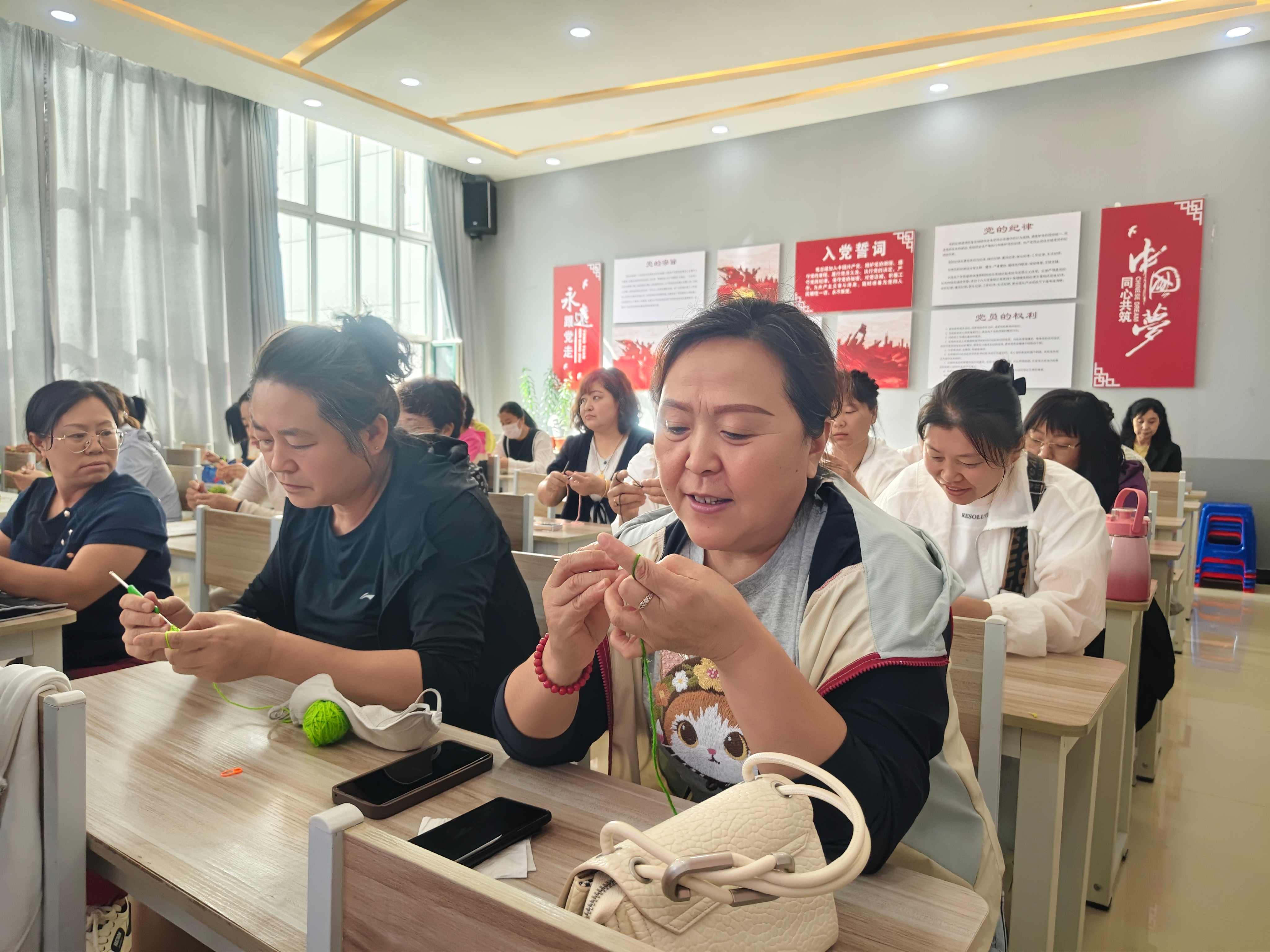 参训妇女钻研编织技法(周子鑫 摄)