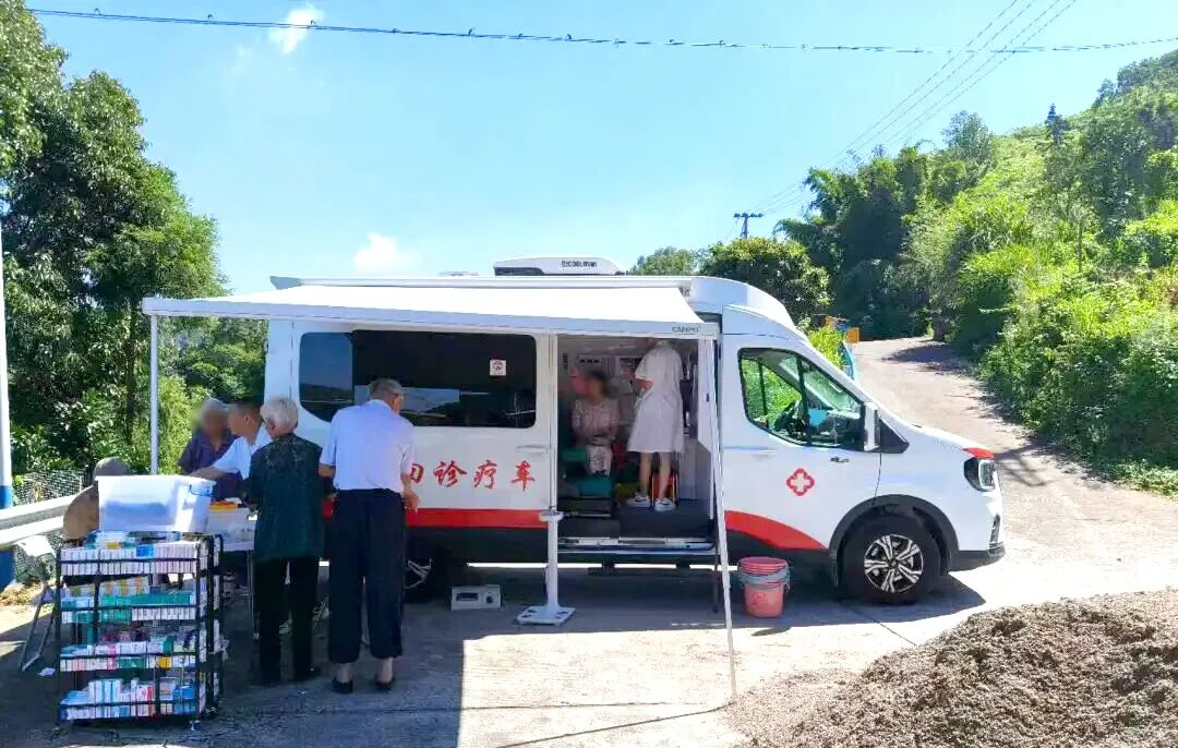 鳌江镇卫生院总院流动医疗车为山区群众服务现场(张婷 摄)