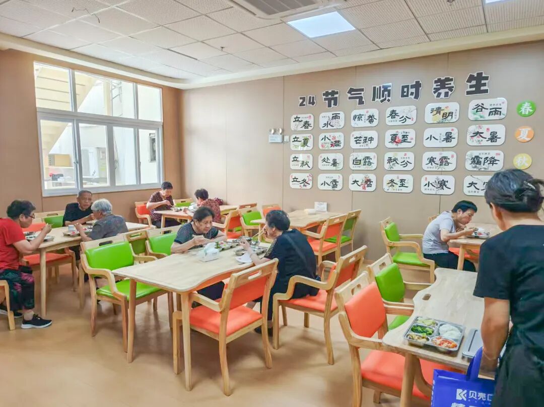 鳌江镇兴隆社区养老服务照料中心助餐餐厅一览(张婷 摄)