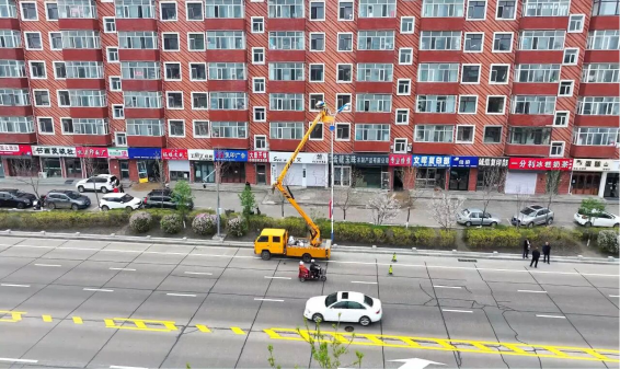 嫩江市清江路亮化提质升级,优化城区照明,护航群众夜间出行。(齐爽桢 摄)