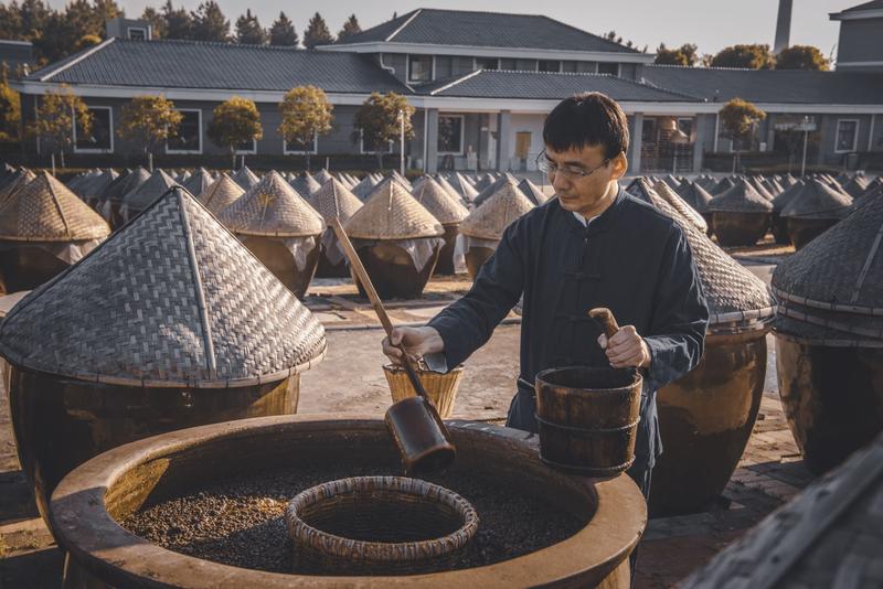 公司负责人正在展示酿造工艺及酱油成色(张戈 摄)