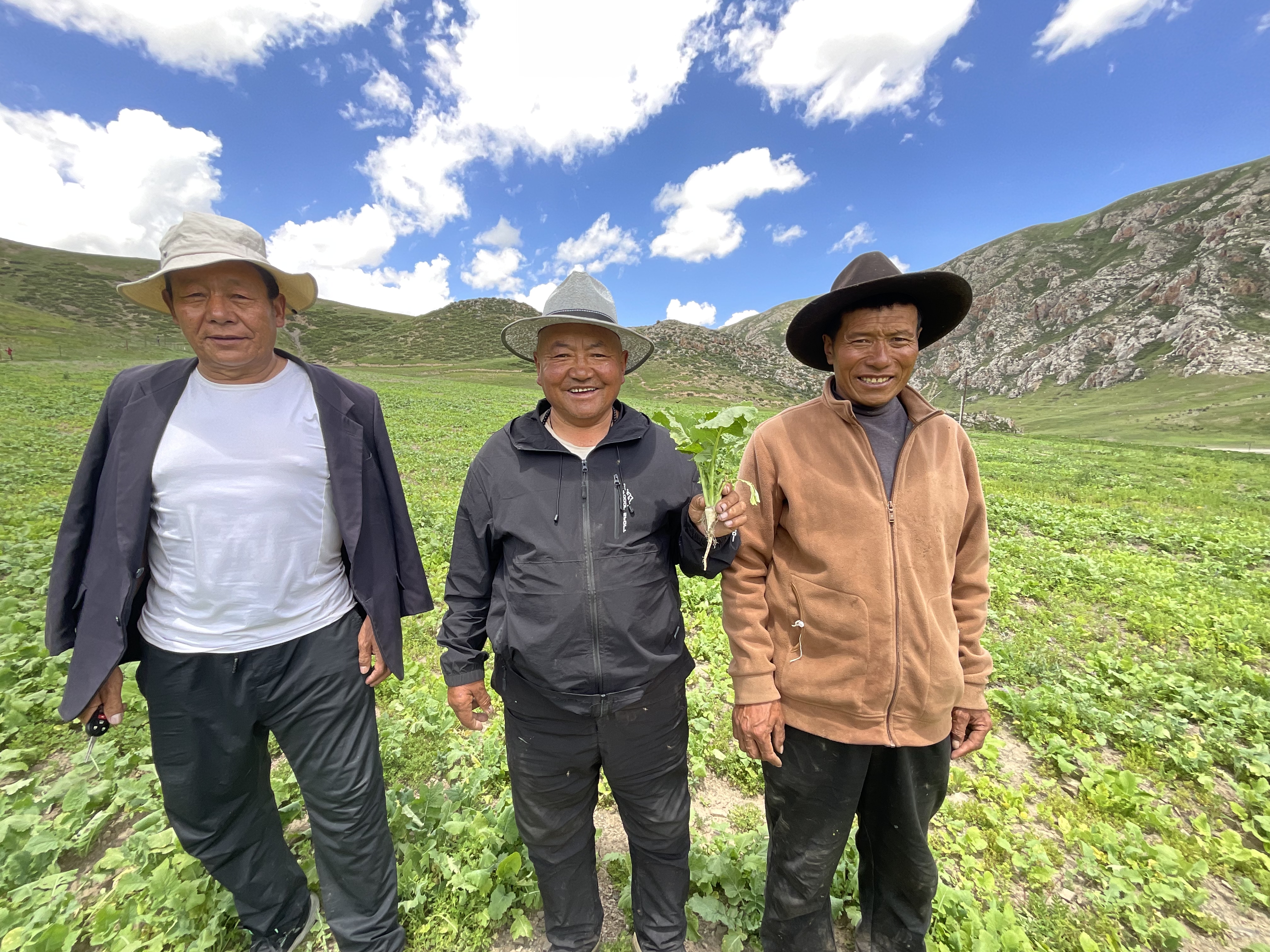 囊谦县觉拉乡更才科种植养殖合作社成员(部分)在芫根种植基地合影留念。(申维祖 摄)