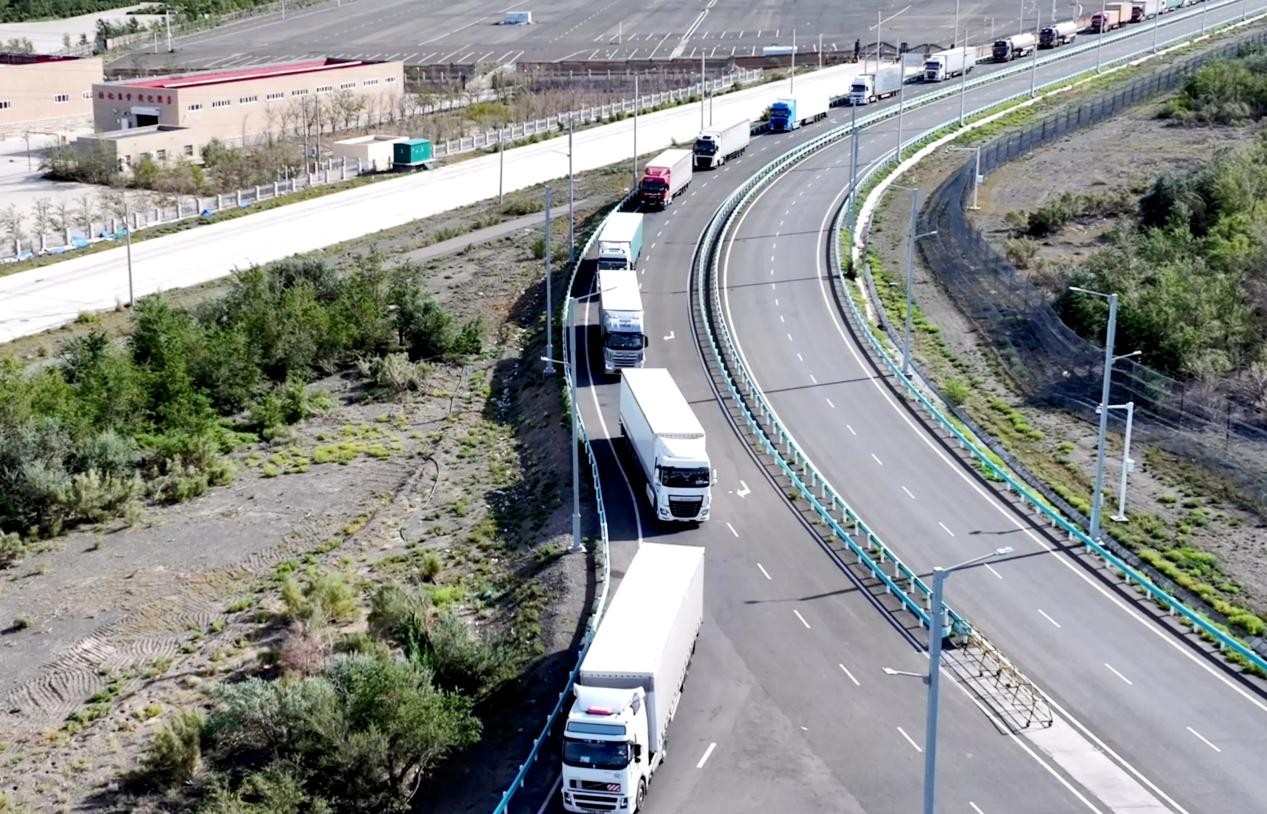 阿拉山口公路口岸入境车辆有序通行(布仁巴特 摄)