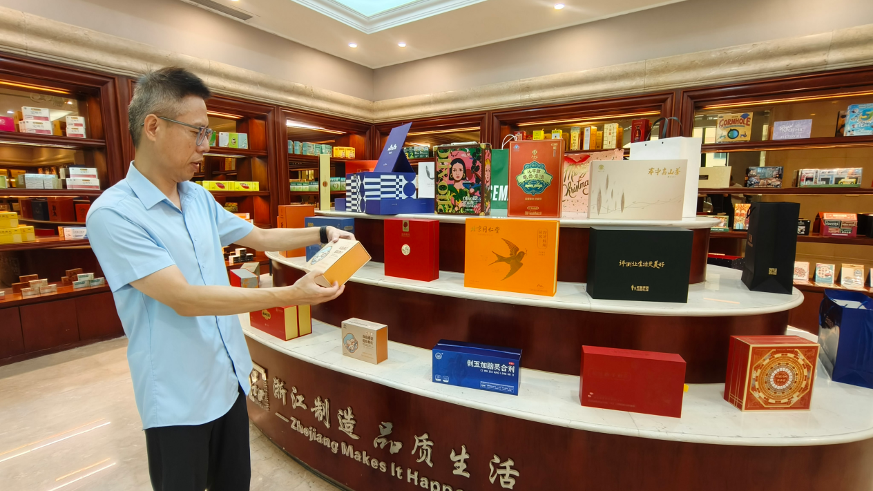 浙江新雅包装有限公司总经理陈洪府在展示厅介绍生产的产品 (曾庆华 摄)