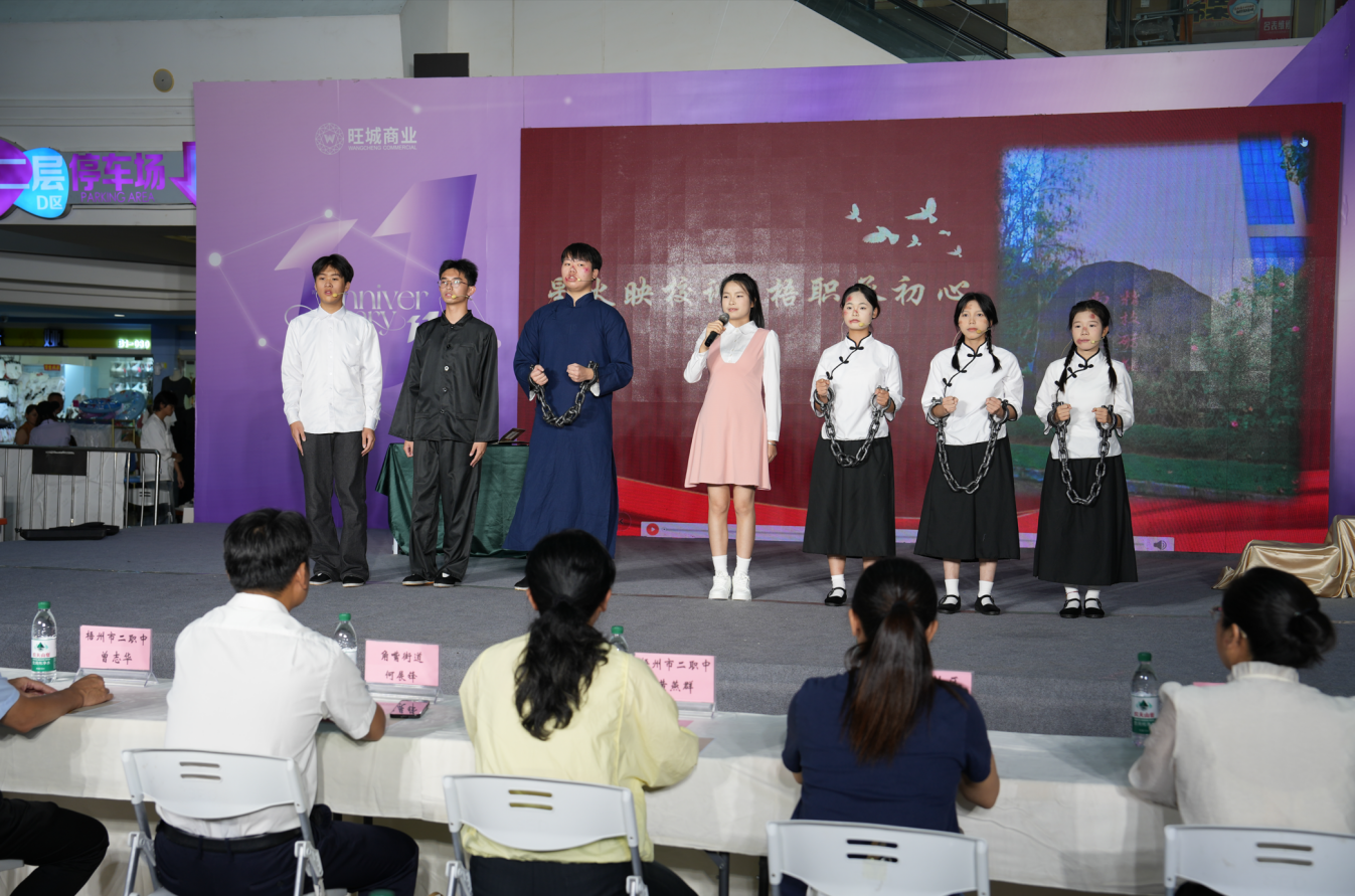 “骑楼下的微党课”开讲,群众聆听梧州本土红色革命故事(纪潮燕 摄)