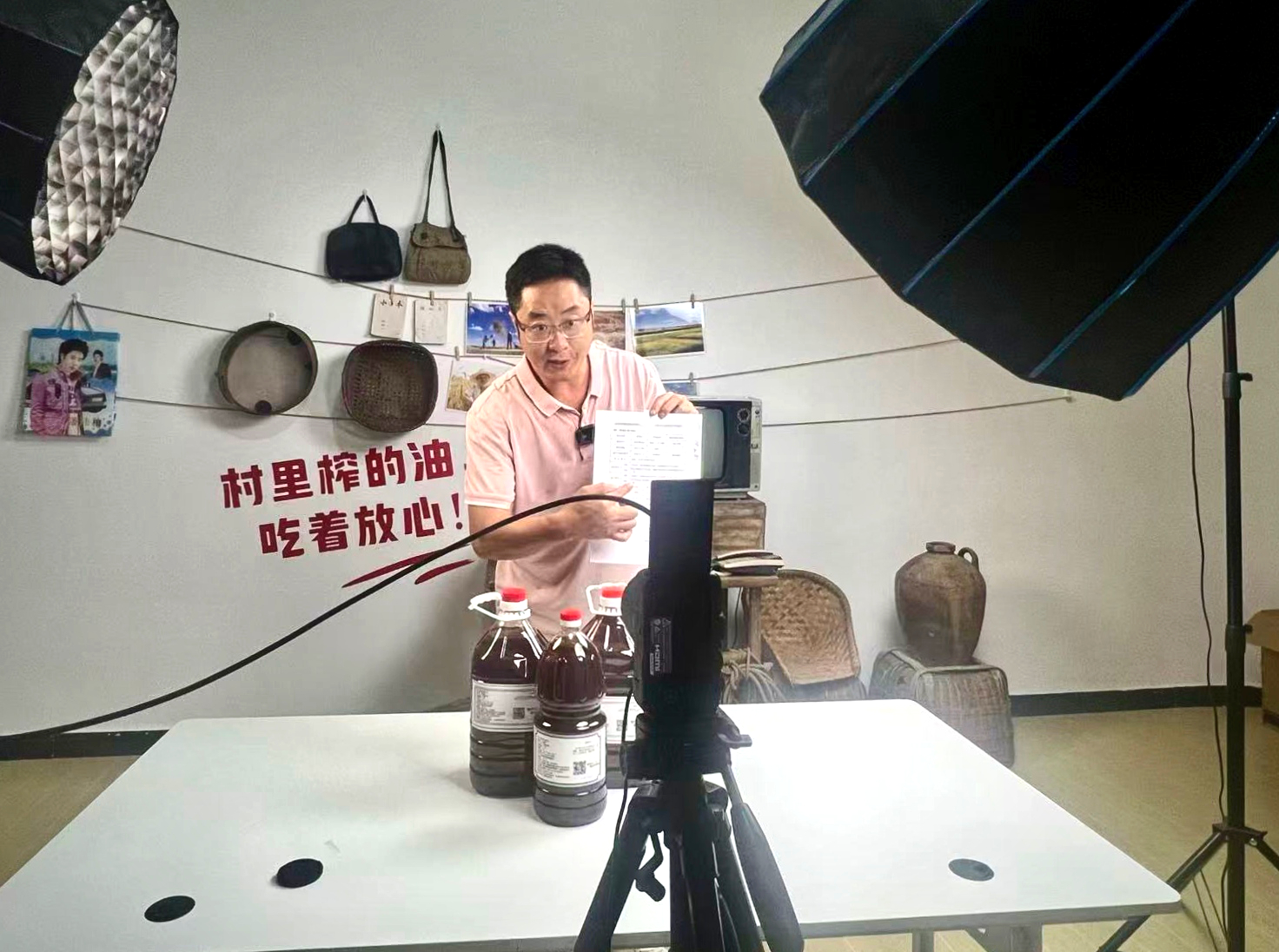 罗波在直播中推销本村的菜籽油产品(汪泽宇 摄)