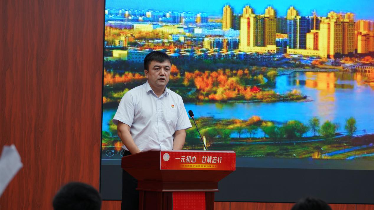 9月4日,艾沙江·尼扎木丁在“一元钱计划”20周年成果交流会上分享公益初心与成果。(陈凯 摄)