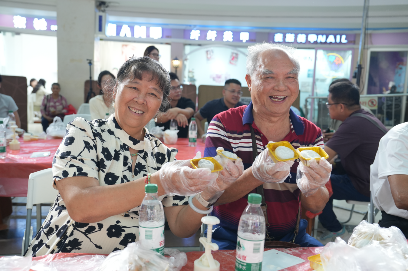 市民现场体验壮锦制作与月饼手工课,感受非遗魅力。(纪潮燕 摄)
