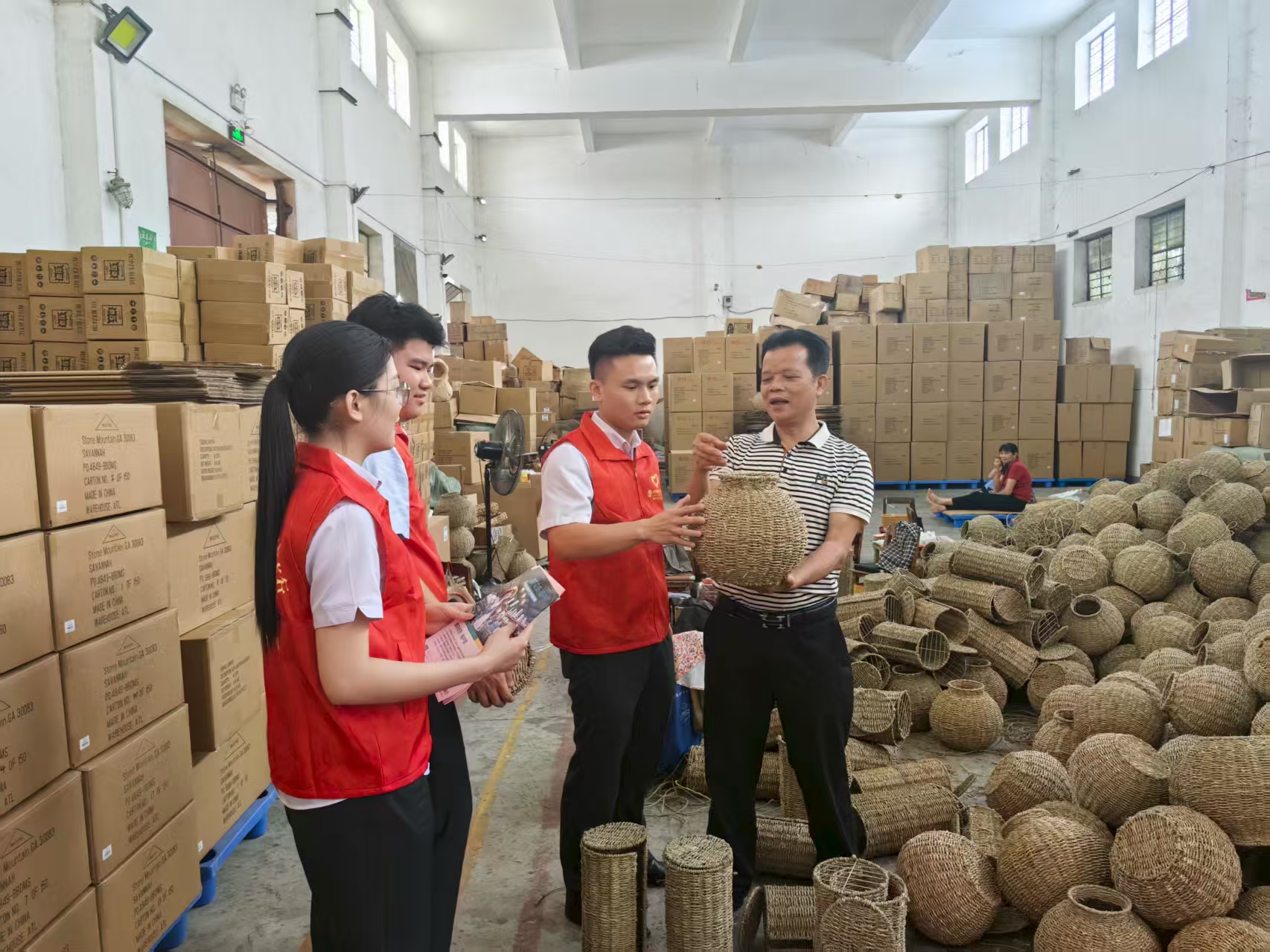博白县支行服务团队深入芒竹编企业了解资金需求 (李璐 摄)