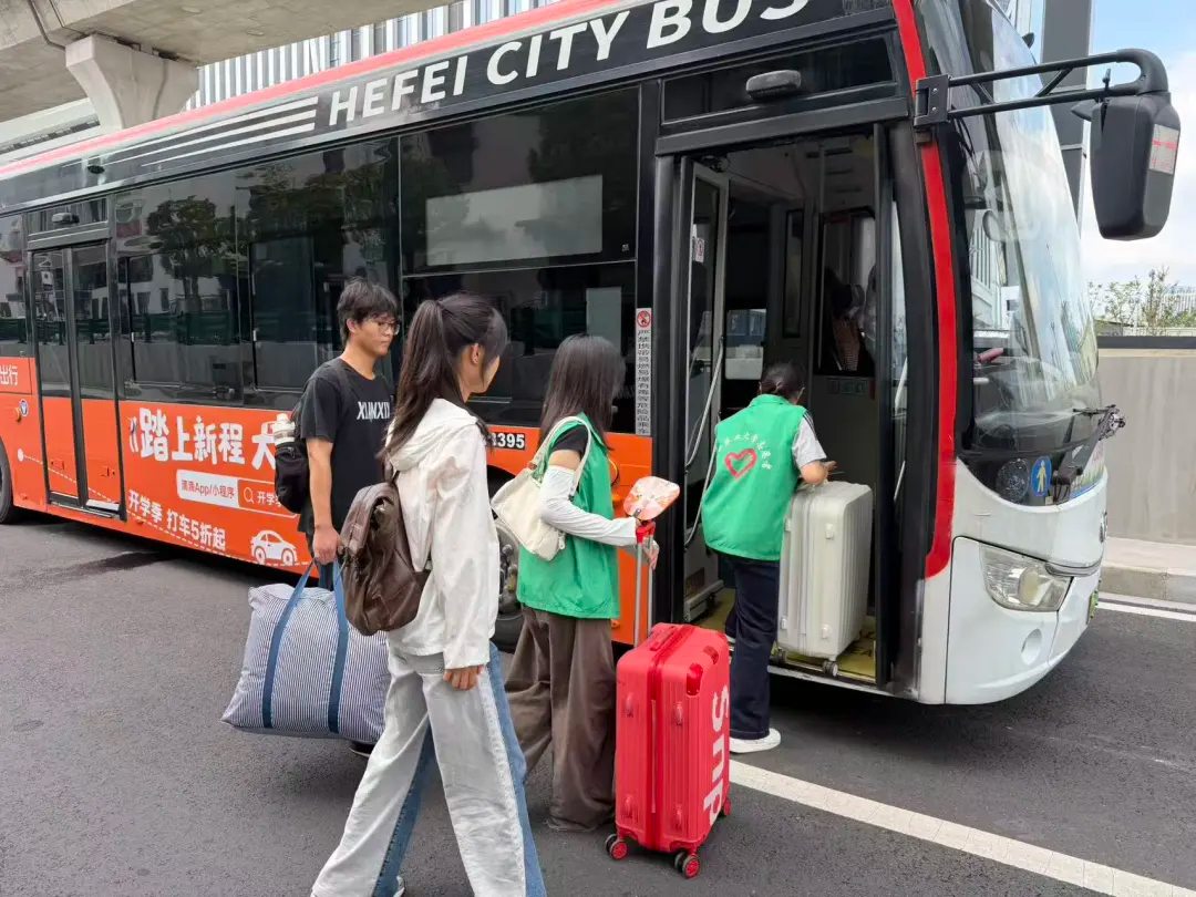 迎新现场(葛庆钊 摄)