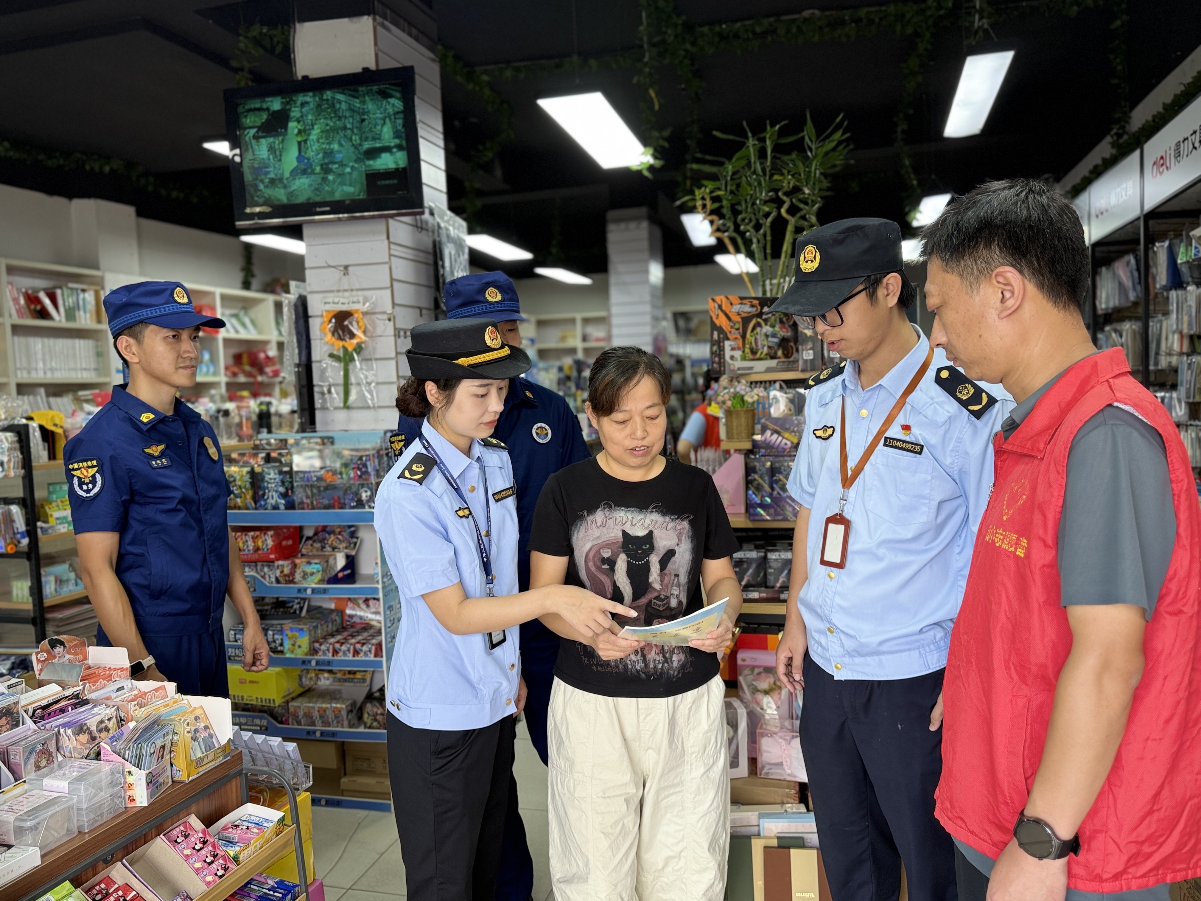 执法人员面向经营商户开展普法宣传,督促经营主体严把进货关口,守法合规经营。(王莉莉 摄)