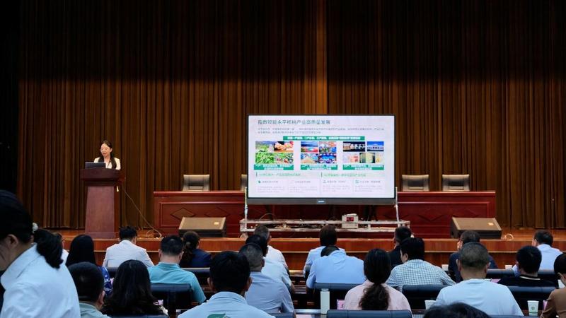 新华指数研究院研究员韩燕在“2026年深入推进核桃‘双绑’利益联结机制工作会议”上发布新华·云南(永平)核桃价格指数。(杨福军 摄)