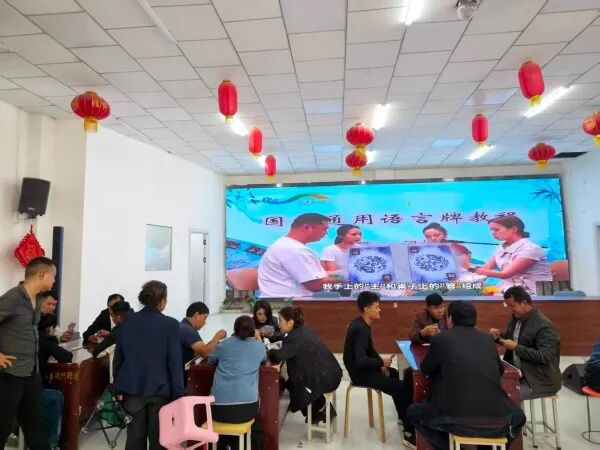 大家一边玩游戏一边开口交流,轻轻松松练好日常口语。(徐云凡 摄)