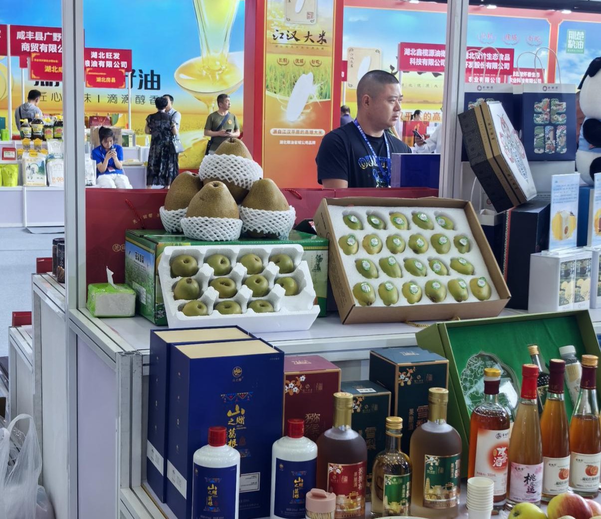 第八届中国粮食交易大会苍溪展区(李俊 摄)