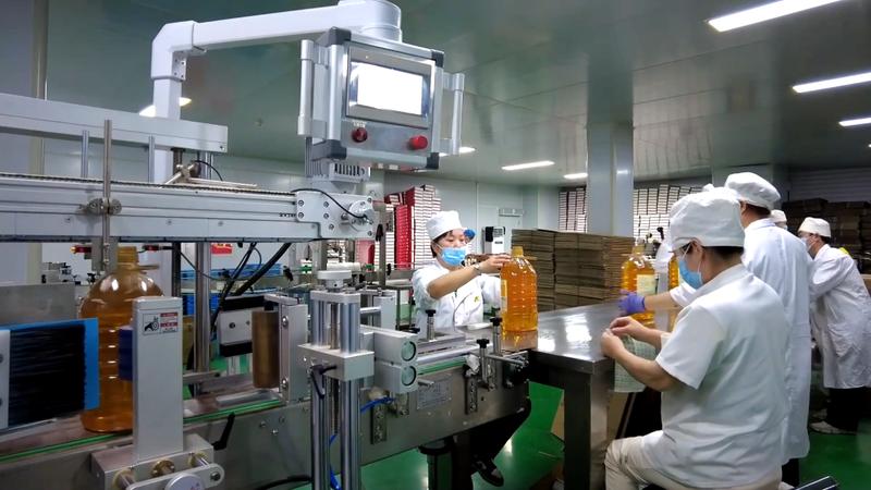 工人正在进行粮油成品封装作业(布仁巴特 摄)