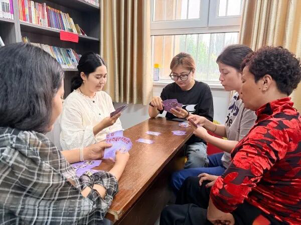 欢乐学国语,互动促提升。大家在趣味游戏里学习国家通用语言,学有所乐、学有所获。(阿依奈再尔 摄)