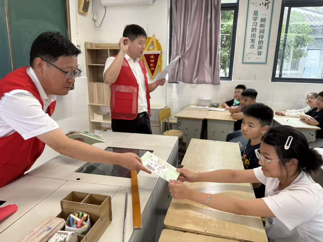 为学生带来金融安全教育课 (陈慧琴 摄)