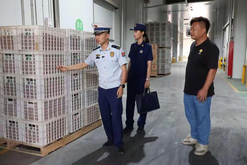 消防监督员们正在检查冷库仓储区域消防安全情况(张勇 摄)
